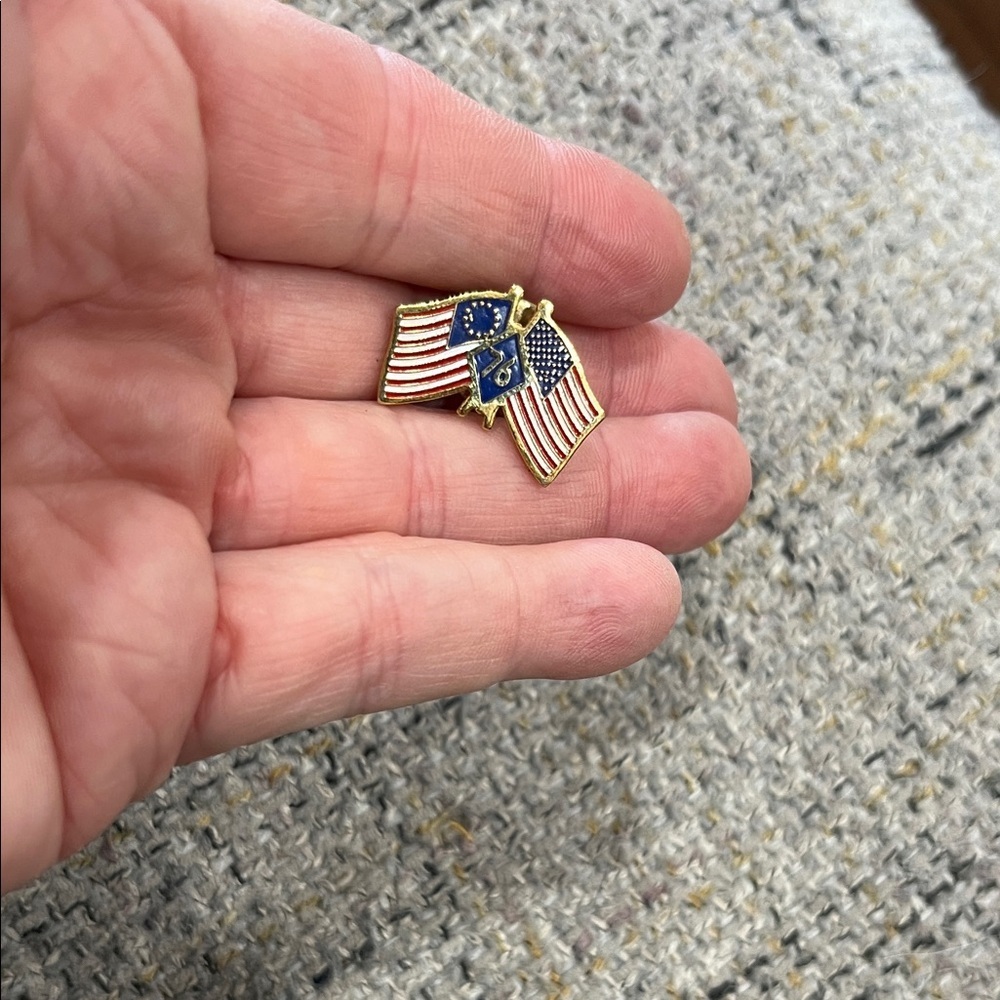 Vintage ‘76 American flag bicentennial collectible lapel pin